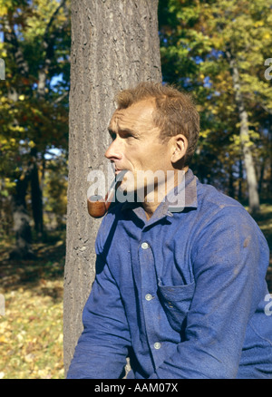 1960 MAN PIPE à l'extérieur de l'arbre Banque D'Images