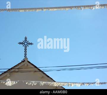 Détail de croix de fer, l'église de San Andrés (Apostpol Apôtre Saint André) dans la ville de Sedella, Andalousie, Espagne Banque D'Images