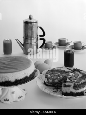 1950 CAFETIÈRE Tasses et soucoupes et deux gâteaux dessert Banque D'Images