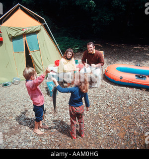 Tente de camping familiale de pêche RADEAU 1971 1970 Banque D'Images