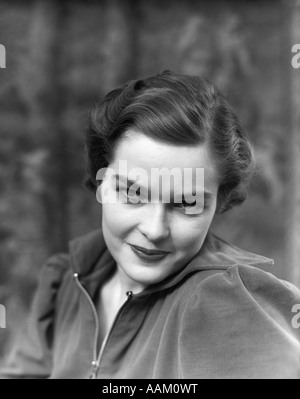 Années 1930 Années 1940 WOMAN PORTRAIT TÊTE D'UN CÔTÉ SMILING AT CAMERA Banque D'Images