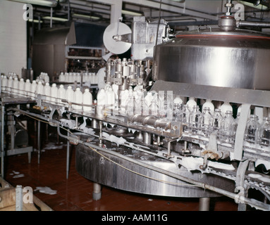 Années 1950 Années 1960 BOUTEILLES EN VERRE DE LAIT DANS LA MACHINE D'Embouteillage Banque D'Images