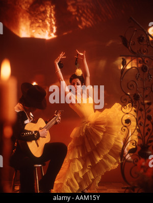 Seule femme danseuse de flamenco GUITAR MAN MUSICIEN ESPAGNOL LATIN SAUVAGE ATTITUDE INTÉRIEURE ENSEMBLE RAPIDE MYSTÈRE ROMANCE Banque D'Images