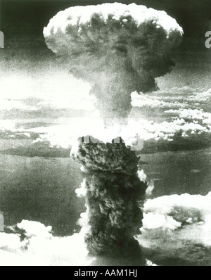 1950 EXPLOSION D'UNE BOMBE ATOMIQUE MUSHROOM CLOUD Banque D'Images