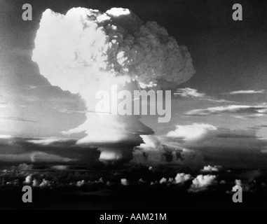 MUSHROOM CLOUD DE BOMBE ATOMIQUE DÉCLENCHÉE DANS LE PACIFIQUE SUD AU COURS DE L'OPÉRATION IVY Banque D'Images