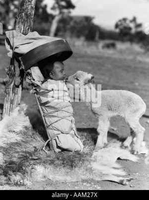 1930 L'approche de l'AGNEAU BÉBÉ EN NAVAJO SUR PAPOOSE CONSEIL SQUAW Banque D'Images