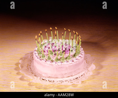 Années 1950 Années 1960 Années 1970 gâteau d'ANNIVERSAIRE AVEC DE NOMBREUSES BOUGIES CÉLÉBRATION INTÉRIEURE STUDIO Banque D'Images