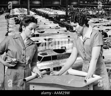 Les travailleuses de l'usine des modèles 1940 à riveter ROSIE FEMME TRAVAILLEUR DE GUERRE WW2 WWII WORLD WAR 2 avions AVION Banque D'Images