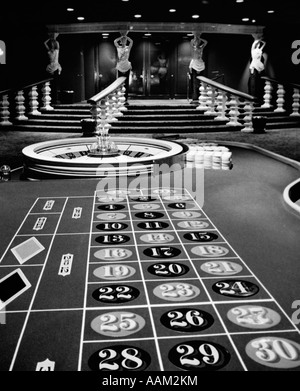 1960 Casino visible depuis l'EXTRÉMITÉ DE LA TABLE DE ROULETTE EN FACE DE LA ROUE À L'ÉGARD DES STATUES Banque D'Images