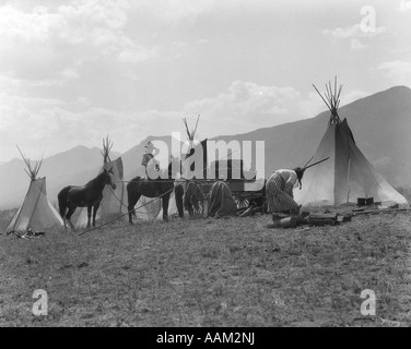 1930 NATIVE AMERICAN GROUPE DE CHEVAUX ET UN CHARIOT TIPIS campé dans une prairie de montagne en Colombie-Britannique CANADA Banque D'Images