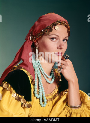 1960 PORTRAIT DE JEUNE FEMME EN danseuse du ventre ou moyen-orientale DANSEUSE COSTUME HAREM Banque D'Images