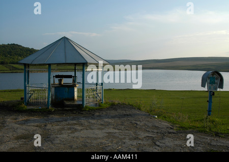 La Moldavie, l'eau de puits, d'un lac Banque D'Images