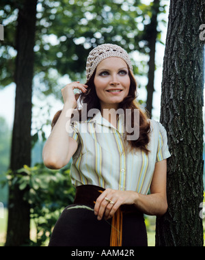 Des années 70, CHEVEUX LONGS BRUNETTE SMILING WOMAN PORTRAIT OUTDOOR PORTANT CHAPEAU CROCHET Banque D'Images