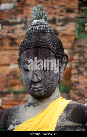 Bouddha en pierre au Wat Mahathat construit en 1374 AD par le roi Boromaraja AYUTTHAYA THAÏLANDE Banque D'Images