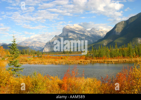 Splendeur d'automne horizontal dans les Rocheuses canadiennes Banff National Park Alberta Canada Amérique du Nord Banque D'Images