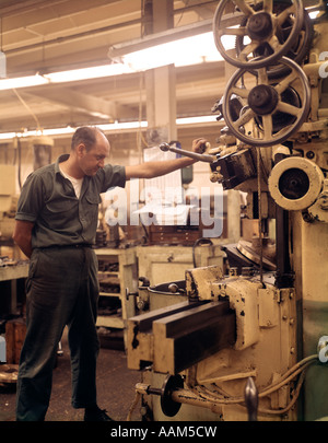 1960 Machiniste INDUSTRIEL WORKING MAN à l'aide de la fraiseuse verticale Banque D'Images