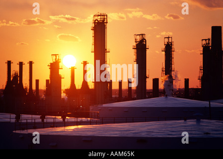 Des années 1980, LES RAFFINERIES DE PÉTROLE AU COUCHER DU SOLEIL Banque D'Images