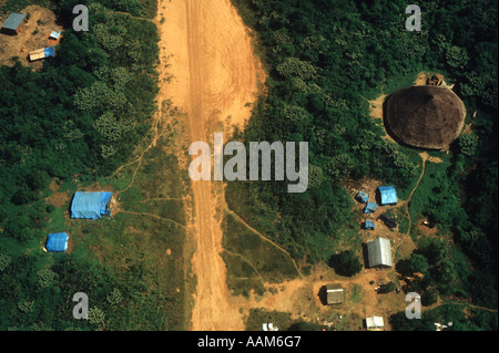 Débarquement illégal-bande en territoire yanomami les populations autochtones. ( Paapiu ou Papiu ) salon, Roraima, forêt amazonienne, au Brésil. Banque D'Images