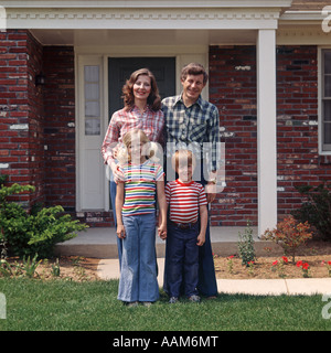 FAMILY POSING sur pelouse à l'extérieur chambre Banque D'Images
