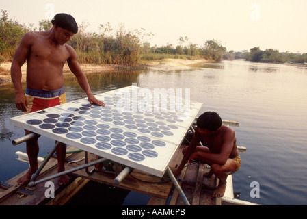 Amazon Xingu Brésil Yaulapiti les populations autochtones de l'électricité par l'énergie solaire Banque D'Images