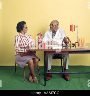 Médecin homme afro-américains PARLANT AVEC UNE FEMME AFRO-AMÉRICAINE À PATIENT 24 Banque D'Images