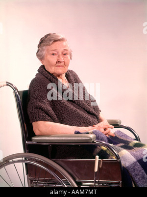 1960 1960 PERSONNES ÂGÉES SENIOR WOMAN VIEILLISSEMENT GÉRIATRIE PATIENT AGISM EN FAUTEUIL ROULANT Banque D'Images