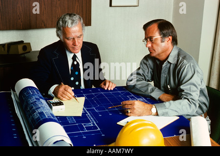 MEN AT WORK IN OFFICE Banque D'Images