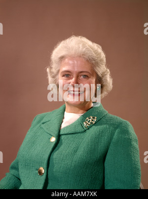 1960 1960 SENIOR SMILING MATURE WOMAN VESTE EN LAINE VERT CHEVEUX ARGENT Broche Broche Portrait de femme Banque D'Images
