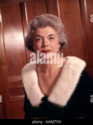 1960 1960 SENIOR élégante femme âgée d'une fourrure blanche chandail noir collier boucles d'Hermine Banque D'Images