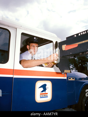 1970 POSTMAN ASSIS DANS MAIL TRUCK METTRE DES LETTRES DANS LA BOÎTE AUX LETTRES RURALES Banque D'Images