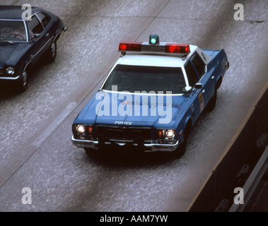 VOITURE DE POLICE BLEUE ET BLANCHE DE PHILADELPHIE DES ANNÉES 1970 SUR L'AUTOROUTE D'EN HAUT Banque D'Images