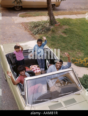 1960 AFRICAN-AMERICAN FAMILY AVEC SON FILS ET SA FILLE EN AGITANT DE VOITURE DÉCAPOTABLE HOMME FEMME Garçon Fille heureux Banque D'Images