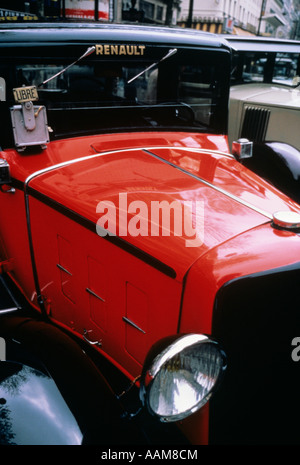 Des années 1970, LE CAPOT ET LE PARE-BRISE ROUGE ET NOIR VINTAGE ANTIQUE CLASSIQUE PARIS FRANCE RENAULT TAXI EN PLEIN AIR DE PROJECTEUR Banque D'Images