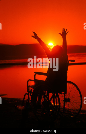 GIRL IN WHEELCHAIR OUTDOORS Banque D'Images