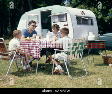 1960 1960 RETRO CAMPING FAMILIALE RV REMORQUE CHAISE DE JARDIN BARBECUE PIQUE-NIQUE Banque D'Images