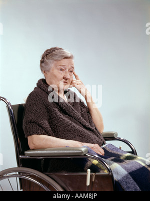 Femme âgée PORTRAIT EN FAUTEUIL ROULANT 1960 Rétro 1960 Banque D'Images