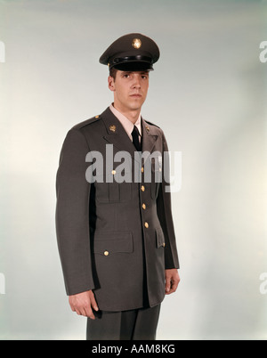 1960 1960 JEUNE HOMME EN UNIFORME DE LA GARDE NATIONALE DE L'ARMÉE DE SOLDATS SOLDAT VINTAGE RETRO VINTAGE PORTRAIT Banque D'Images