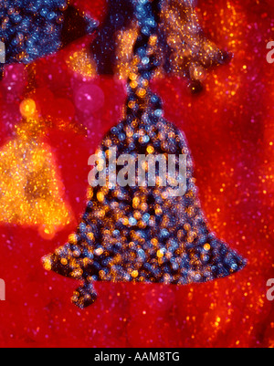 1970 1970 ABSTRACT OR BLEU BRILLANT CUIR CLOCHES BELL FOND ROUGE NOËL NOUVEL AN ANS SONNERIE SONNERIE RETRO Banque D'Images
