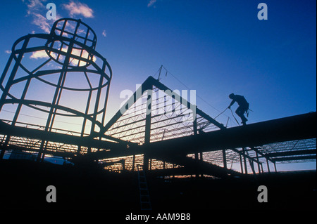 Silhouette of man charpente travail de nouveau projet de construction d'entreprise Denver Colorado Banque D'Images