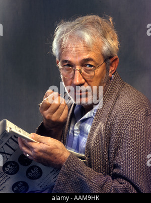 Caractère HOMME SENIOR PERSONNES ÂGÉES CHEVEUX GRIS VERRES DE CHAUME BARBE HOLDING PENCIL SIGNIFIE JOURNAL SÉRIEUX GROUCH Banque D'Images