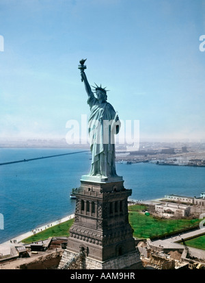 STATUE DE LA LIBERTÉ DANS LE PORT DE NEW YORK AU MONUMENT DE LA FLAMME 1960 Rétro 1960 Banque D'Images