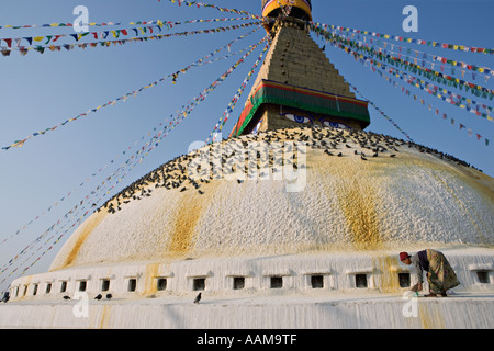 Boudha stupa bouddhiste tibétain à Katmandou Népal Bodhnath stupa clean sweeps Femme Banque D'Images