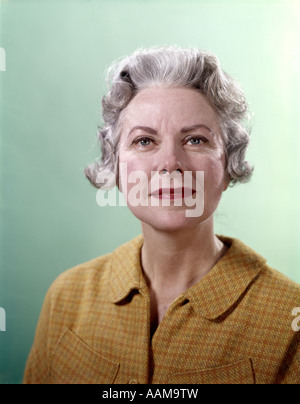 1960 1960 PERSONNES ÂGÉES SENIOR WOMAN PORTRAIT cheveux gris Le GOLD CHEQUE TOP AGRÉABLE SOURIRE EXPRESSION MATURE FEMMES AÎNÉS RETRO Banque D'Images