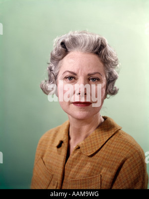 1960 1960 PERSONNES ÂGÉES SENIOR MATURE WOMAN PORTRAIT OF BUSINESSWOMAN EXPRESSION GRAVE VESTE TWEED ORANGE FEMMES RÉTRO Banque D'Images