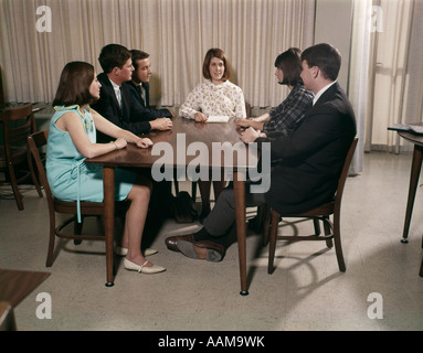 1960 1960 HIGH SCHOOL COLLEGE ADOLESCENTS AUTOUR D'UNE TABLE DE CONFÉRENCE ÉTUDIANTS ÉTUDIANT GOUVERNEMENT RÉUNION DE GROUPE D'ÉTUDE RETRO Banque D'Images