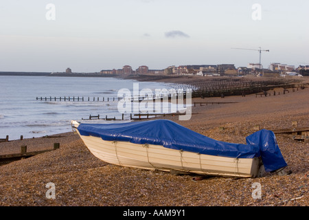 Bateaux sur la plage à Pevensey Bay East Sussex Banque D'Images