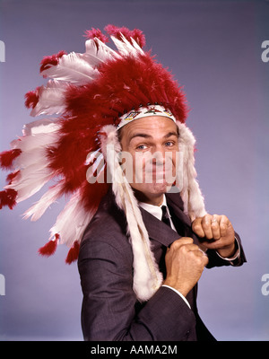 1960 FIER À L'HOMME EN COSTUME COMMERCIAL STUDIO coiffure de plumes amérindiennes Banque D'Images