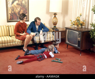 La famille des années 1960 dans le salon en regardant la télé Père Mère Frère Soeur Banque D'Images