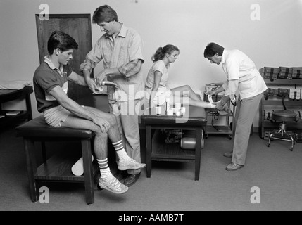 1980 Cabinet Médical TEEN BOY HAVING POIGNET BANDÉ & TEEN GIRL AVOIR BANDÉ CHEVILLE Banque D'Images