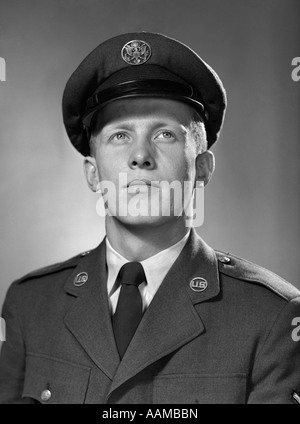 1950 Soldat de l'ARMÉE AMÉRICAINE PORTRAIT ÉPAULES TÊTE HOMME Banque D'Images